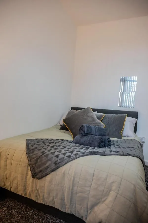 Bv Homely 1 Bedroom Apartment At Shallow Hill Leeds Huddersfield 0*,  United Kingdom