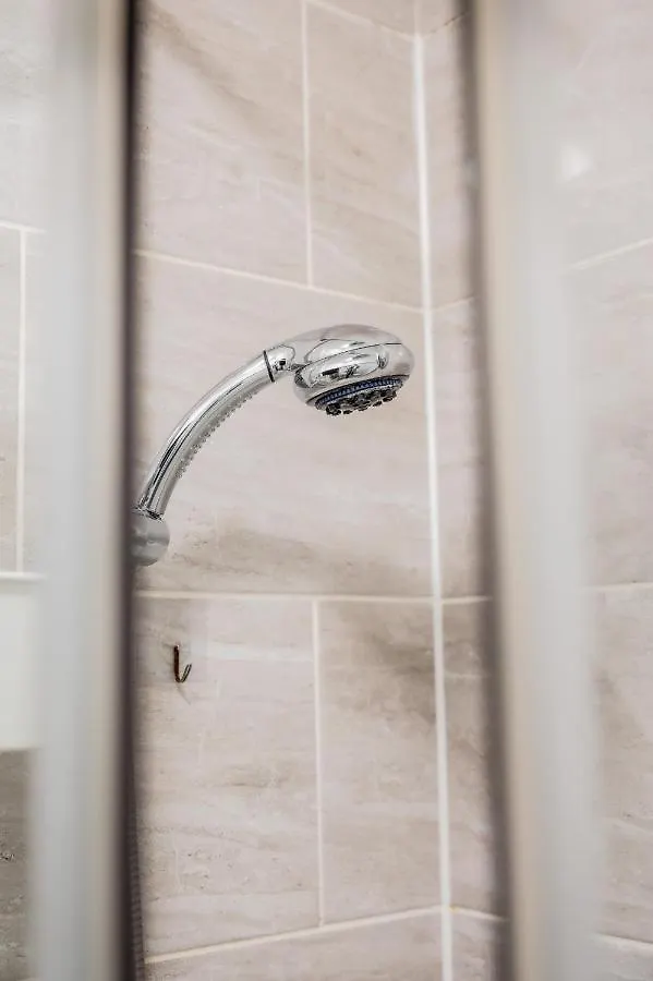 Bv Homely 1 Bedroom Apartment At Shallow Hill Leeds Huddersfield